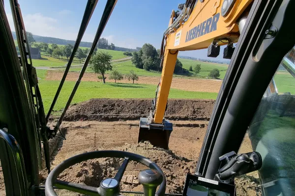 Baugrubenaushub mit Radbagger