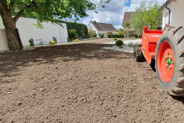Fertig hergestelltes Rasenplanum einer Außenanlage