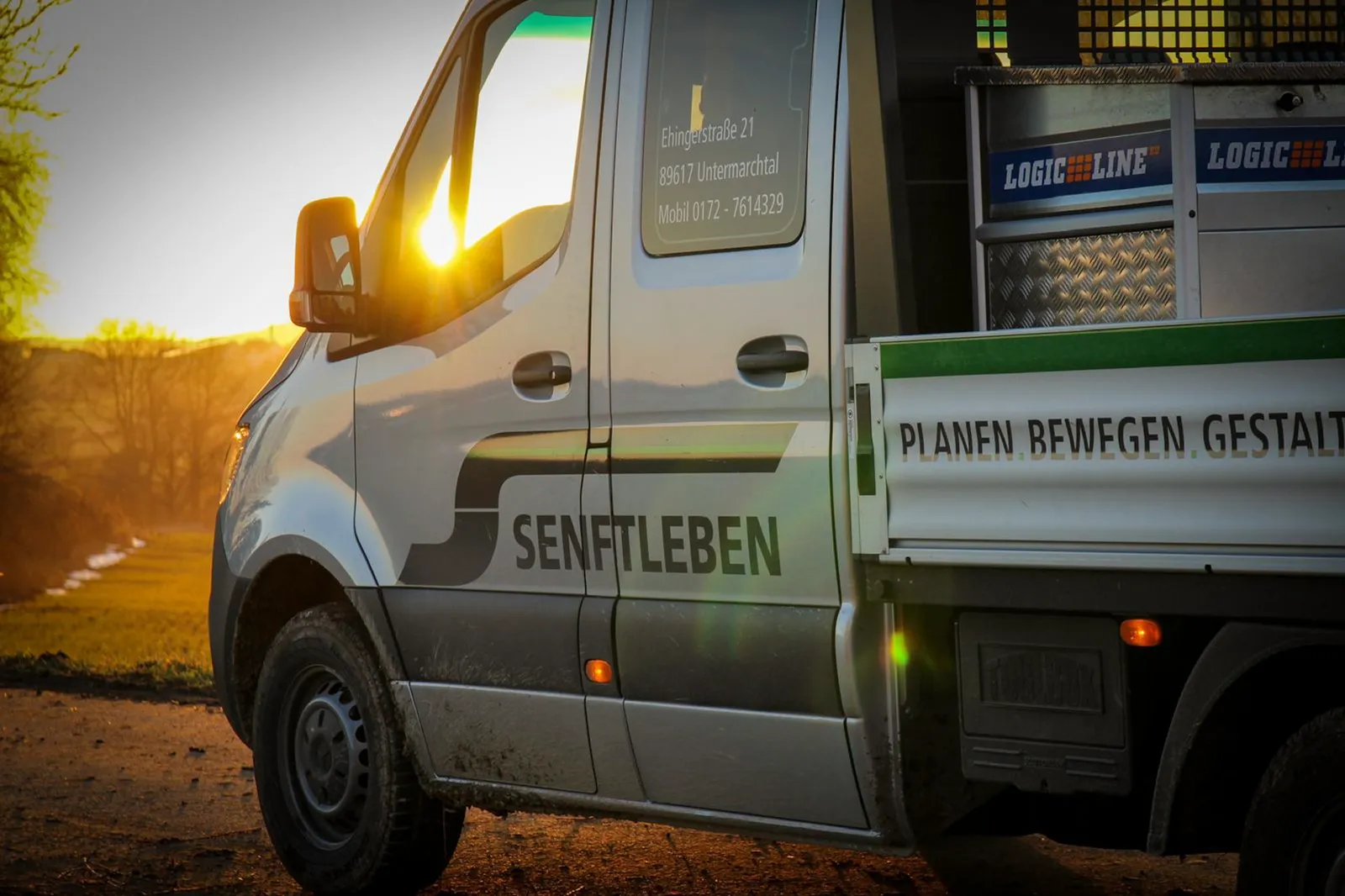 Fahrzeug von Erdbau Senftleben auf der Baustelle
